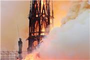 آتش در قلب پاریس؛ دنیای مسیحیت نگران خرابی ها کلیسای نوتردام