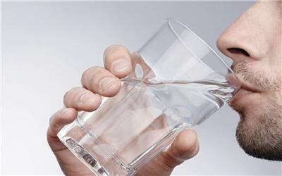 مضرات نوشیدن آب همراه با وعده غذایی