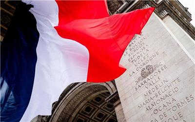 تغییر رنگ پرچم فرانسه بی سر و صدا توسط مکرون !