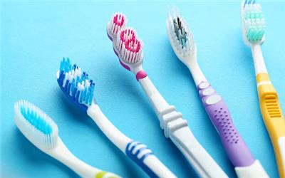 مسواک نرم، متوسط یا سخت؛ کدام انتخاب برای دندان بهتر است؟