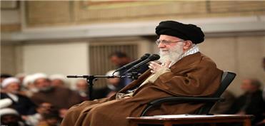 رهبر انقلاب در دیدار هزاران نفر از مردم قم: دشمن سیاست «بیرون کشاندن مردم ایران از صحنه» را پیگیری می‌کند
